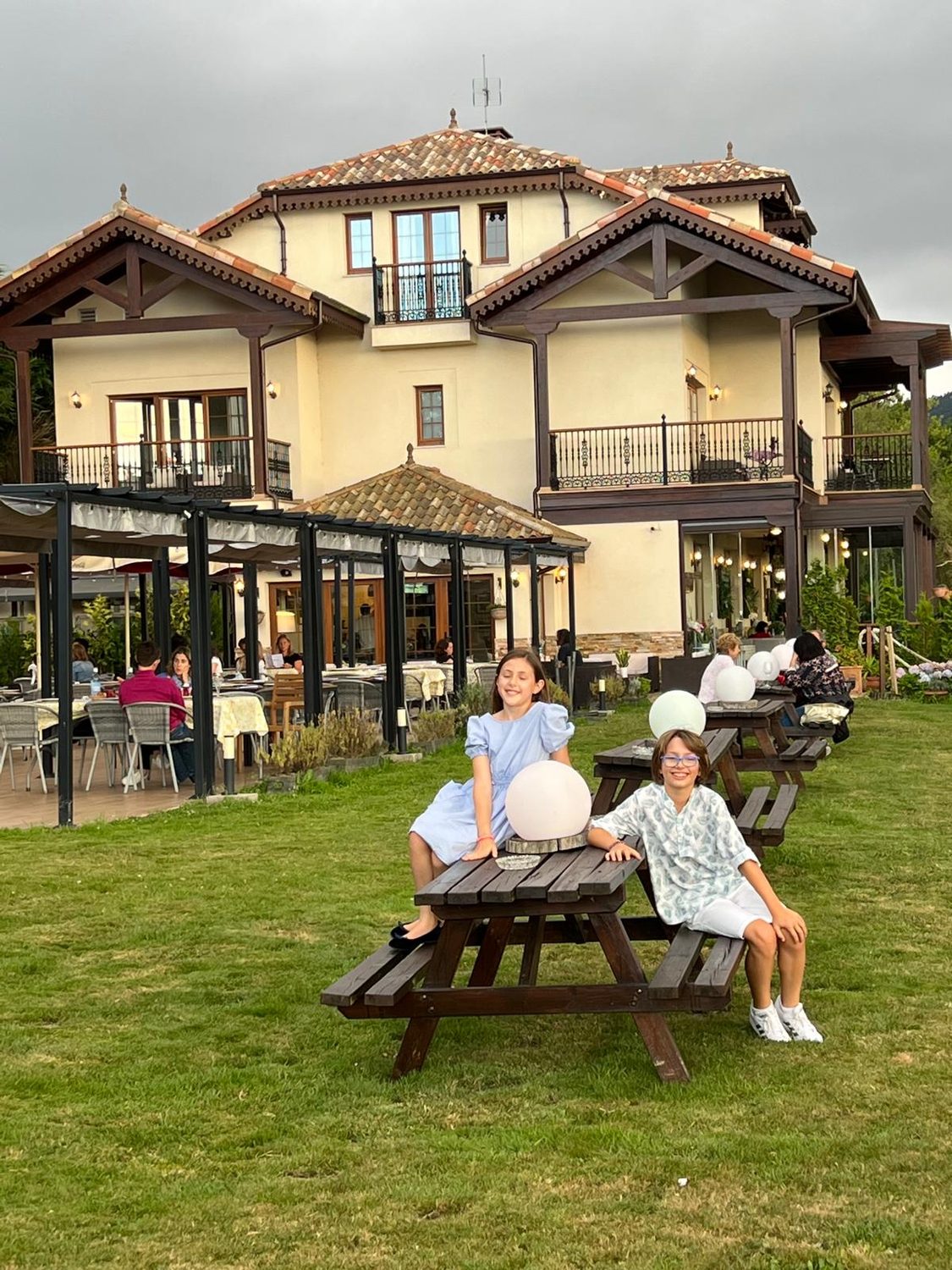 Jardín y césped del hotel