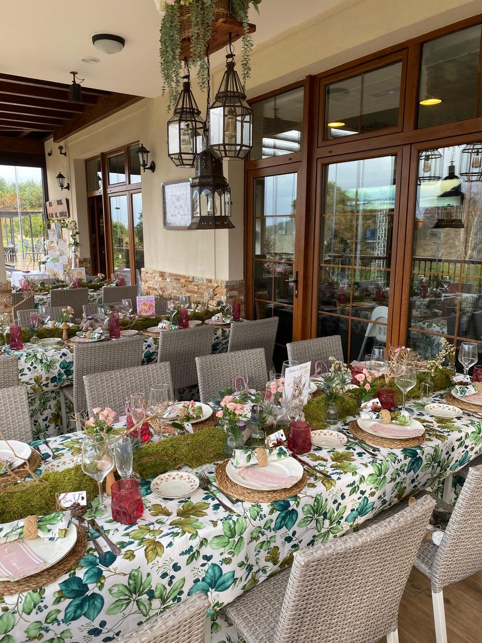 Montaje de mesas para evento